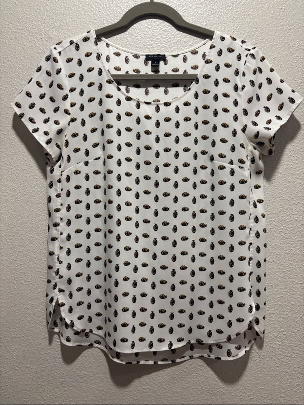Ann Taylor White Short Sleeve Pineapple-Print BlouseSize S
